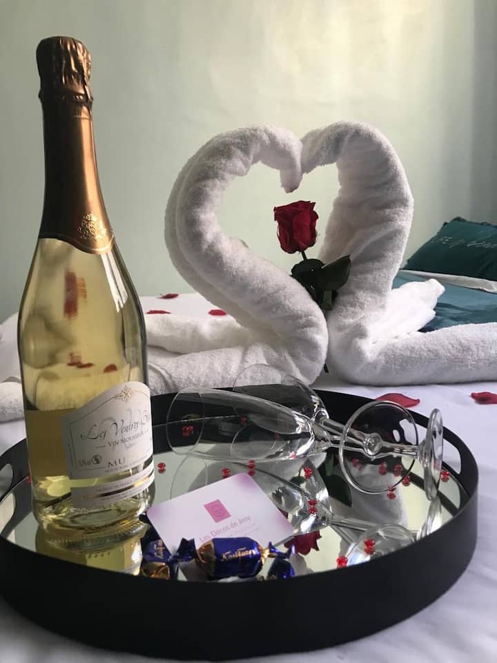 Possibilité de choisir une Ambiance Romantique en supplément grâce à notre prestataire "lesdecosdejeny"
