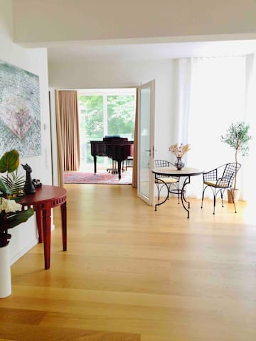 A beautiful spacious and sunny apartment in the heart of Berlin! gallery image 4