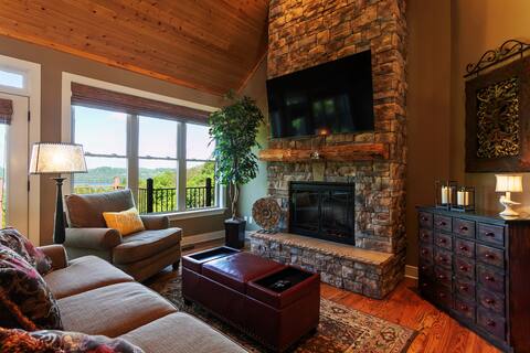♡ Your Happy Place Overlooking Center Hill Lake ♡