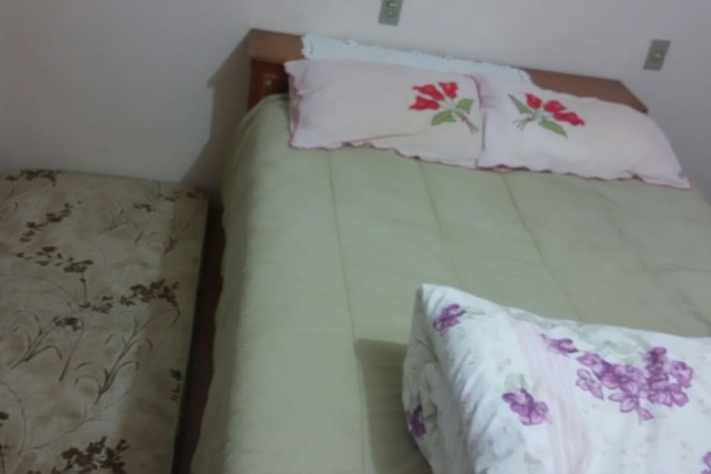 cama de casal com espaço para colchão de solteiro - Quarto 1