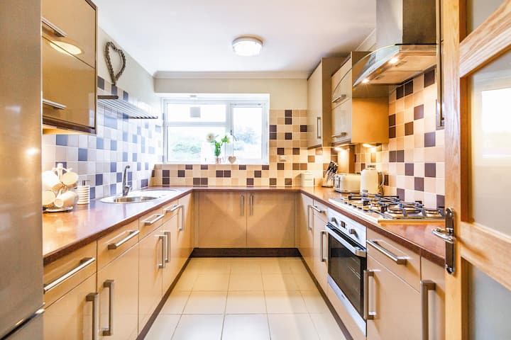 Rental unit in Poole · ★4.75 · 2 bedrooms · 2 beds · 1 bath