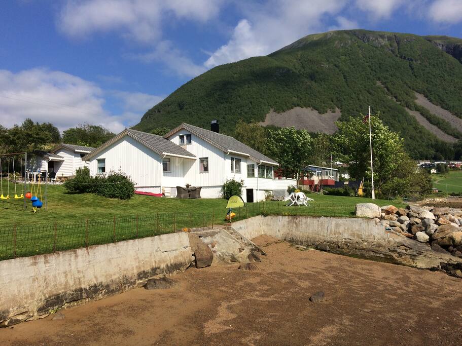 Egen sandstrand. Stort uteområde.