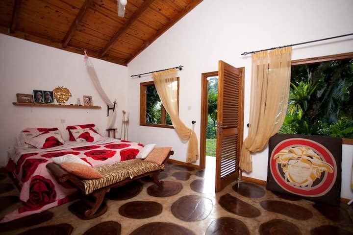 Მთავარი საძინებელი მიემართება კერძო ვერანდისკენ