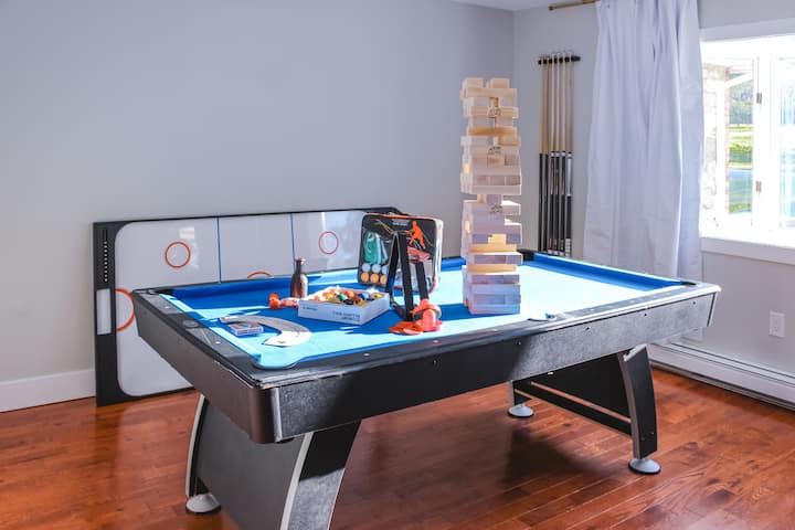 Deixe seu lado competitivo brilhar na sala de jogos definitiva, completa com mesa de bilhar, pingue-pongue, projetor, jogos, livros e atividades divertidas para todas as idades. Está tudo pronto para uma experiência incrível!