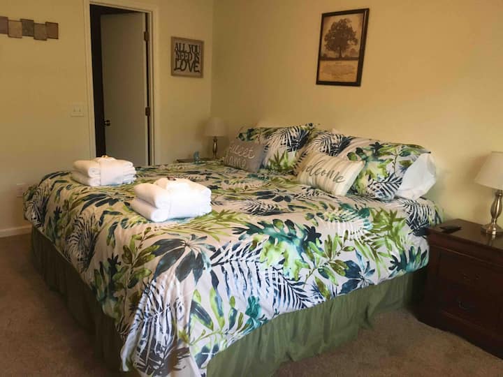 De kingsize kamer ligt direct naast de keuken, wat je veel privacy geeft aan de andere kant van het huis. 