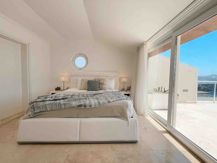 Апартман на 2 кат со заеднички пристап до балконот на покривот. 