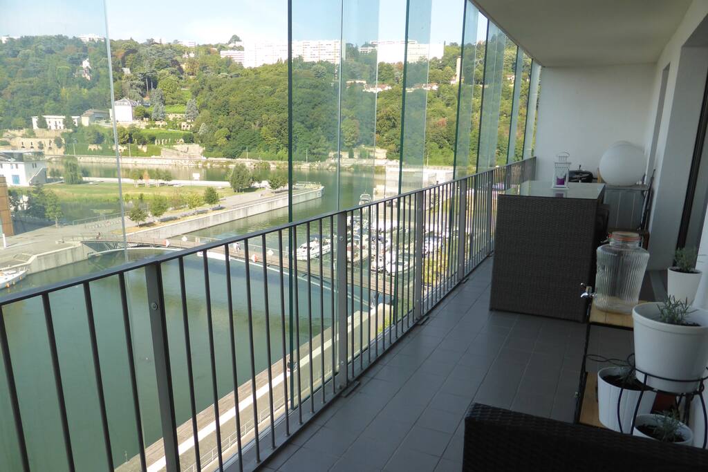 The balcony/le balcon