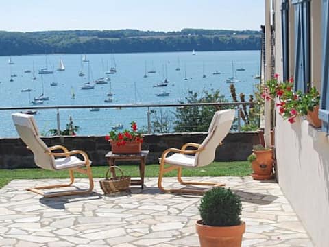 The villa has a superb sea view.