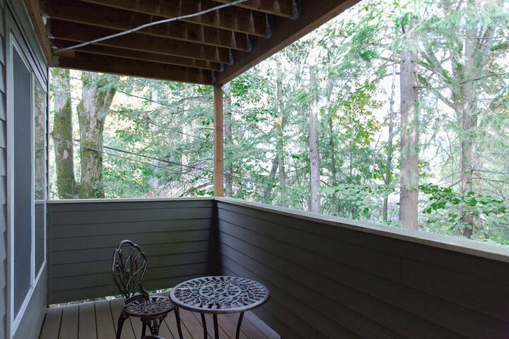 Contemporary 2 bed/2 bath Condo gallery image 4