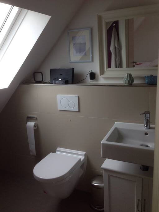Das Badezimmer ist auch frisch renoviert. Es gibt eine begehbare Dusche mit Rainshower und Glastür und das Fenster ist mit Blick auf den schönen Garten