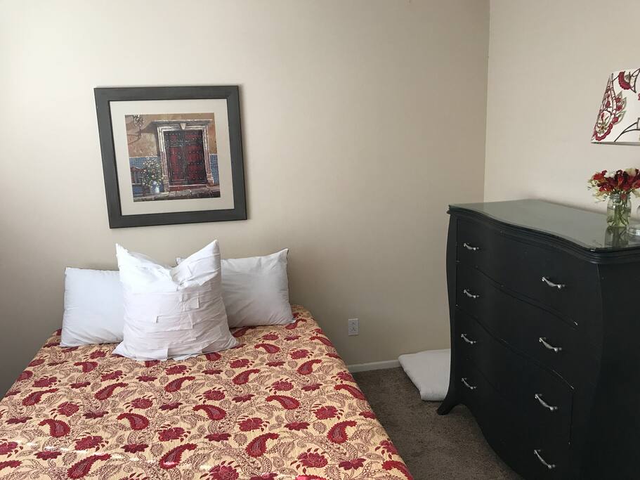 bedroom with Queen size bed