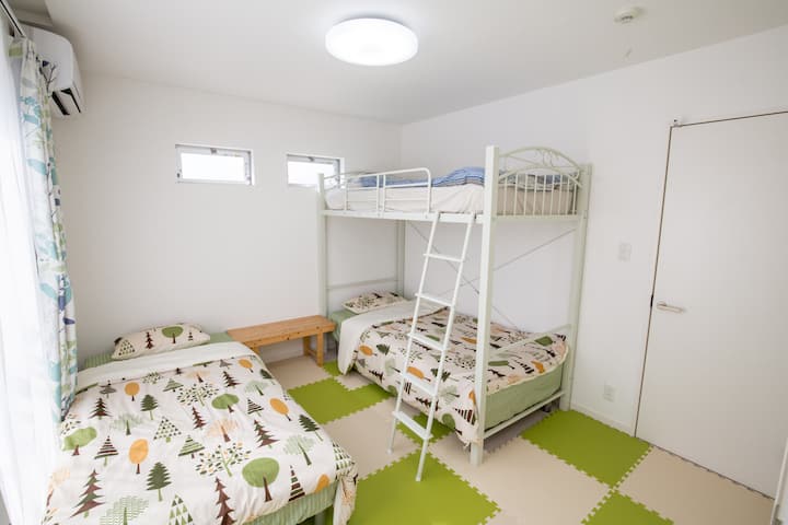 החדר שלכם בקומה השלישית.מיטת יחיד ומיטת קומותיים. 