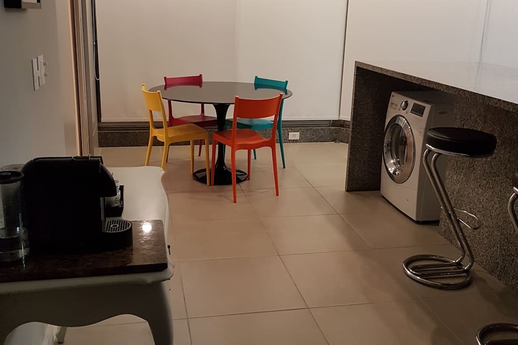 Cozinha Gourmet com Bancada e Mesa de Refeições