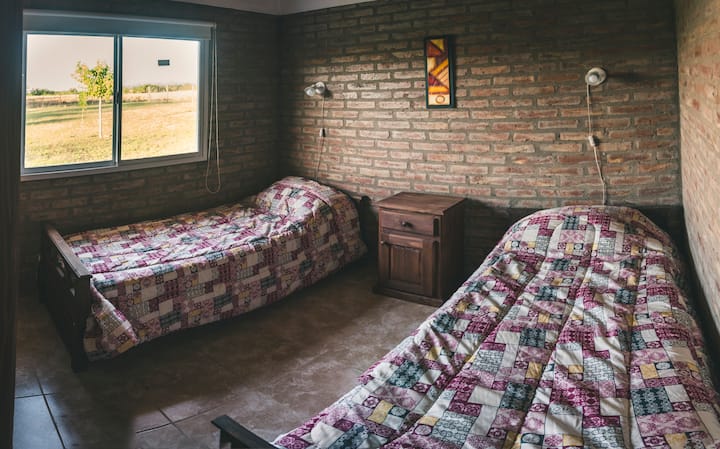Habitación con 2 camas individuales y una cama marinera extra.