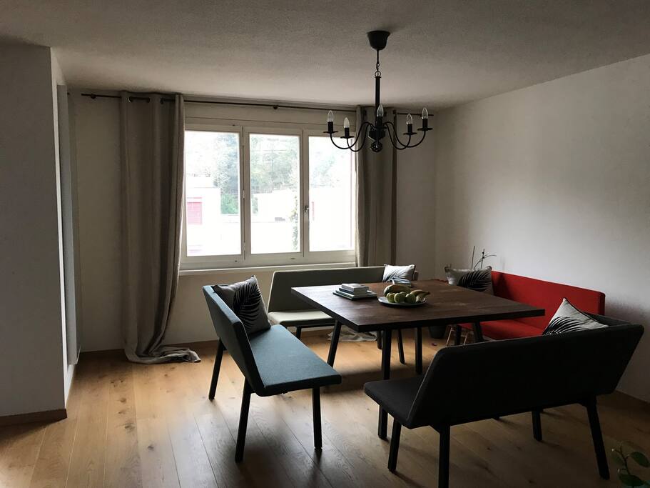 Wohnzimmer mit Balkon