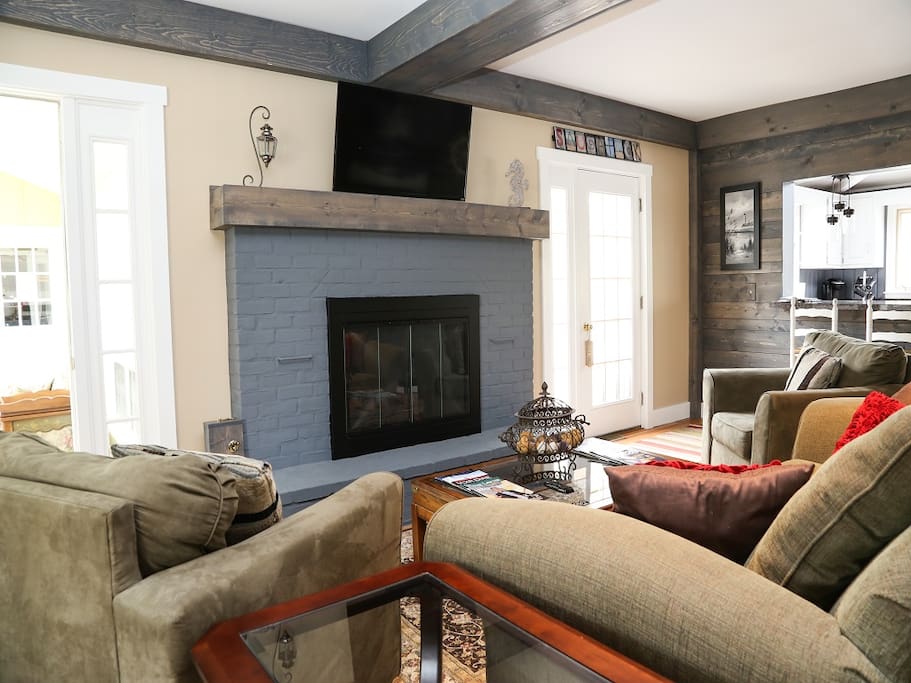 Living Room. NOTE: Fireplace is NOT to be used