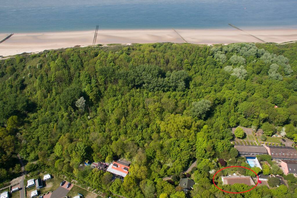 StrandVilla in de rode cirkel, vlakbij het strand.