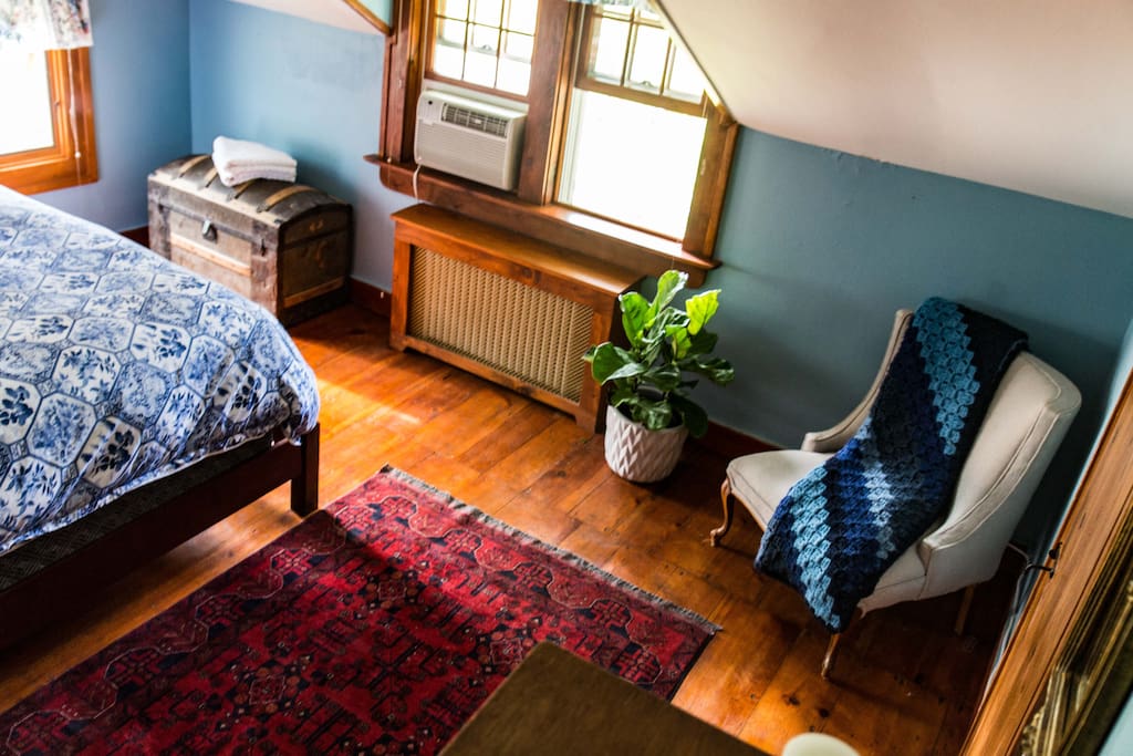 UPSTAIRS BEDROOM #1: A/C for the warm months & wifi throughout all rooms.