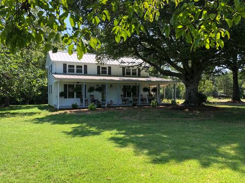 “The Homeplace” - Charming Farmhouse