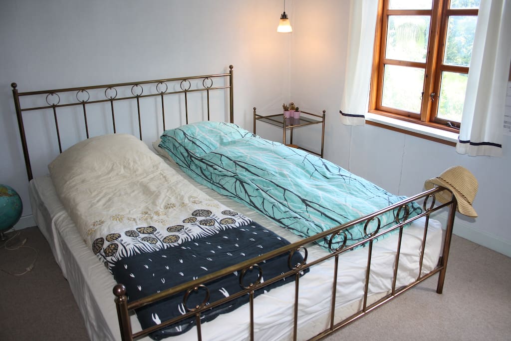 The double bed. It´s rustic and comfortable.