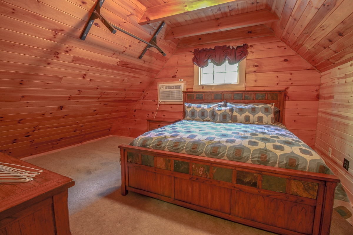 Спална соба со брачен кревет 1, втор кат