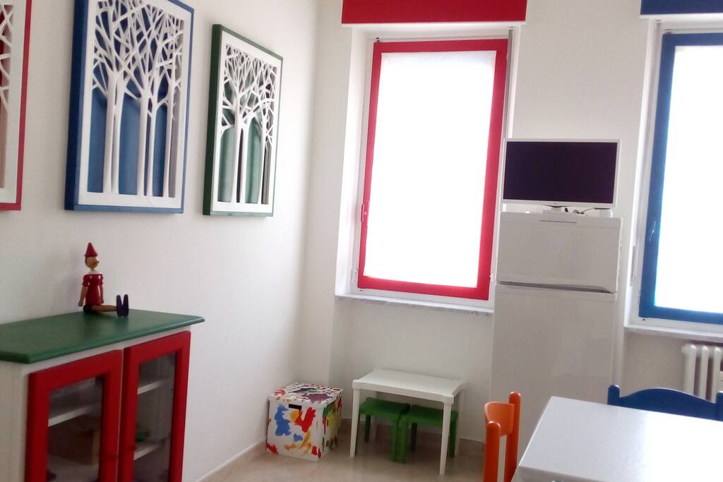 CUCINA(tavolino e scatola giochi solo se ci sono dei bimbi)