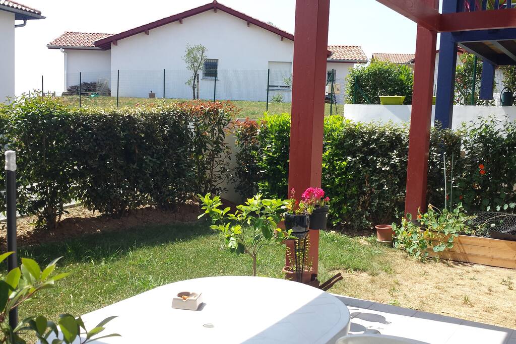 Terrasse et jardin de 42m² le tout, exposé sud-ouest avec le soleil tout l'après midi.