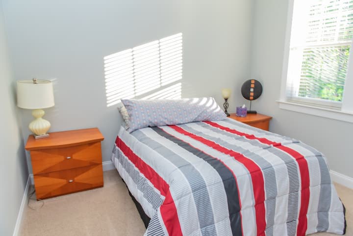 تحتوي غرفة النوم الثالثة على سرير كامل(مزدوج) 