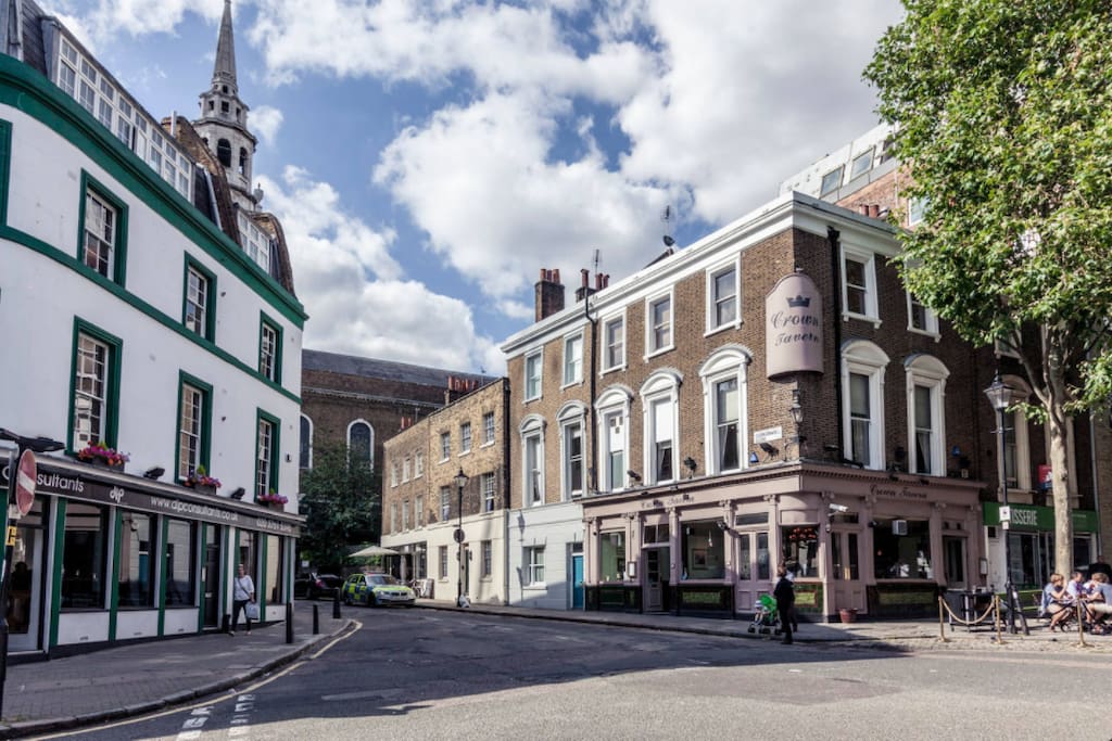 Clerkenwell Green has an open-air European vibe, as well as a neighbourly atmosphere and historic buildings