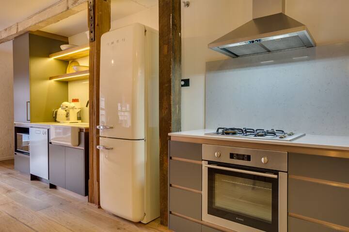 4 Bedroom Luxury Waterfront Apartment in Hobart gallery image 3