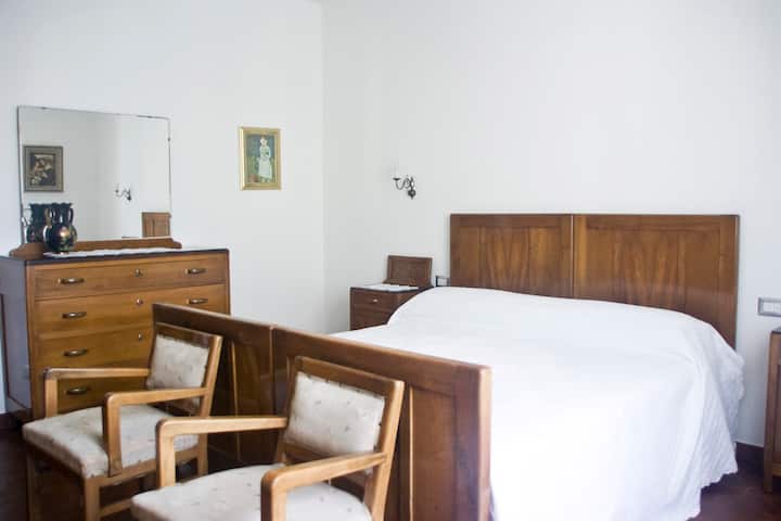 سرير مزدوج يطل على الحديقة