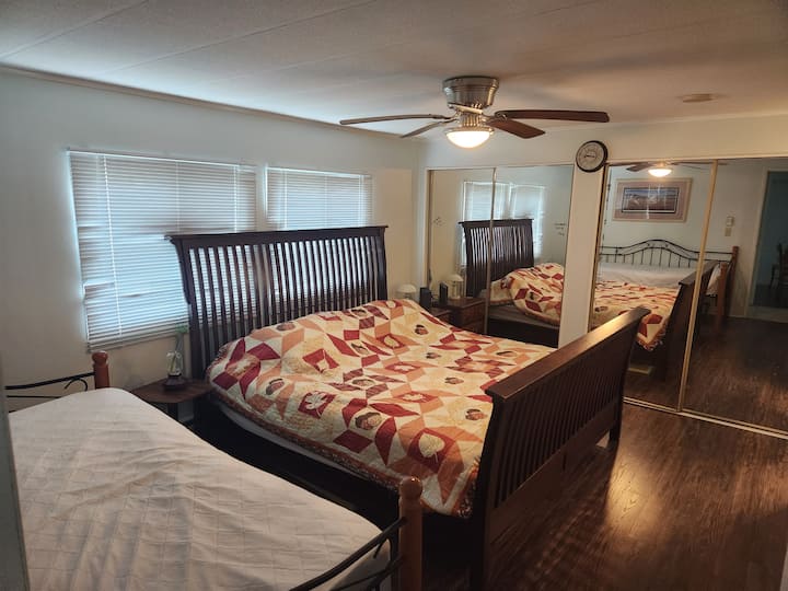 Dhomë gjumi kryesore me krevate dopio dhe dopio "King"