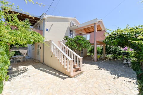 Successful Airbnb property: Most charming apartments on Iž(1) in Veli Iž