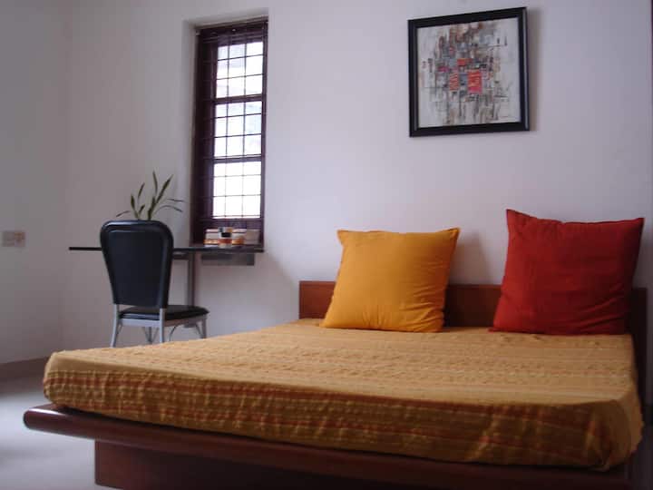 Спална соба со работна маса