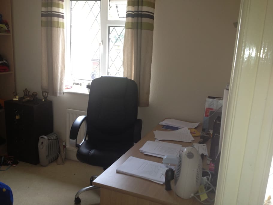 Double room with Large Study Desk