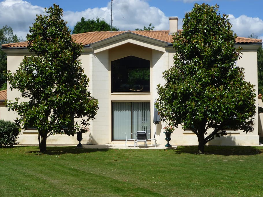 Belle maison contemporaine avec piscine d'intérieur chauffée à 4 min de la rocade de Bordeaux