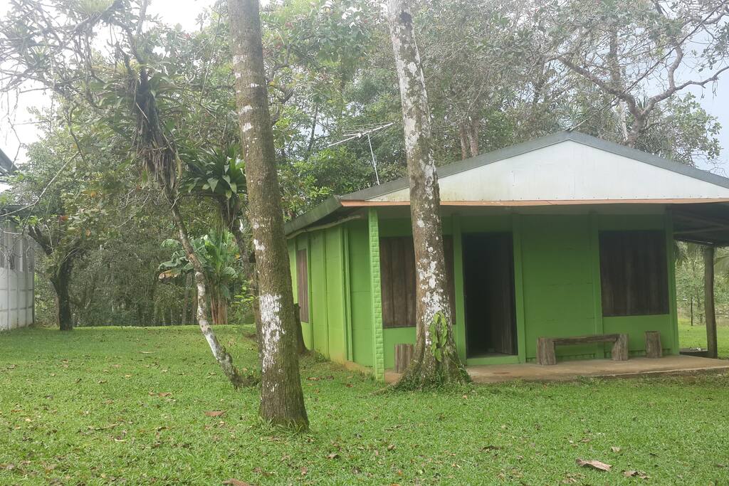 Dentro de la casa, sillones.