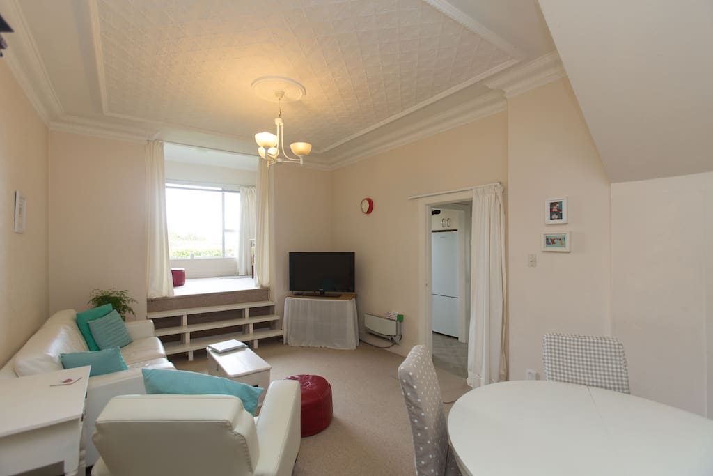 Lounge & dining, mezzanine floor