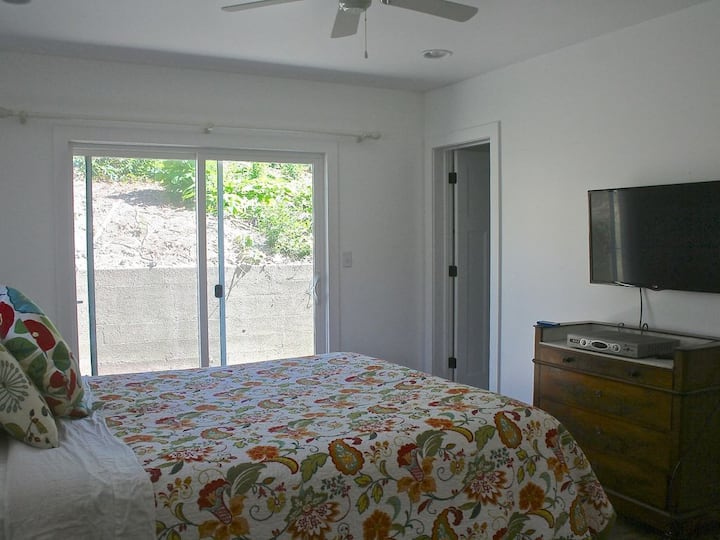 Спалня със самостоятелен санитарен възел на основния етаж.  
Достъп до кухня,  пиано стая,  всекидневна, трапезария и увиване около терасата без стълби (все пак са необходими стълби за влизане в дома) 