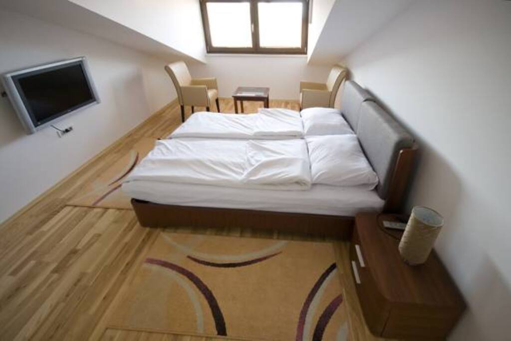APARTMENT 8