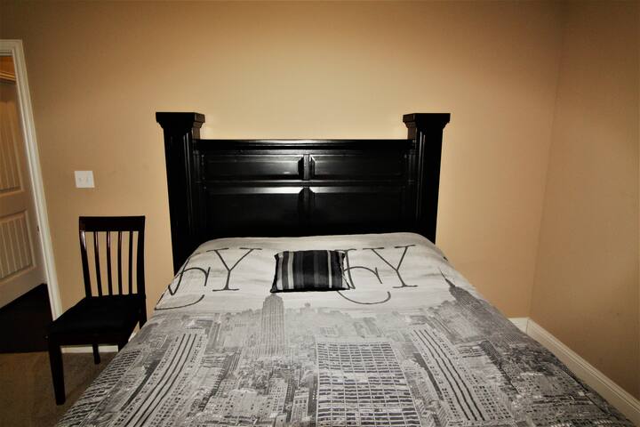 New York Room in Dallas! Close to Public Transit!