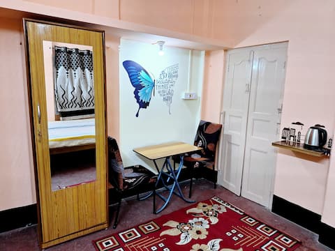 Airport 3 Km • Private 1-BHK• Kitchen•AC•TV•Wi-Fi