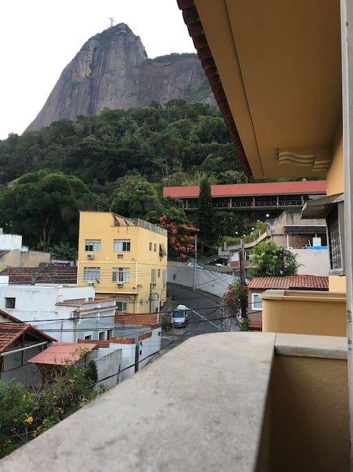 varanda do quarto ao fundo o clube Casa D espanha