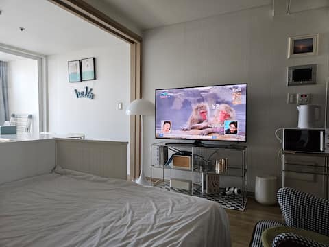 9 Directly connected to Dangsan Station on the subway Good transportation and comfortable apartment/Parking/Mart/5 minutes by airport bus/55 