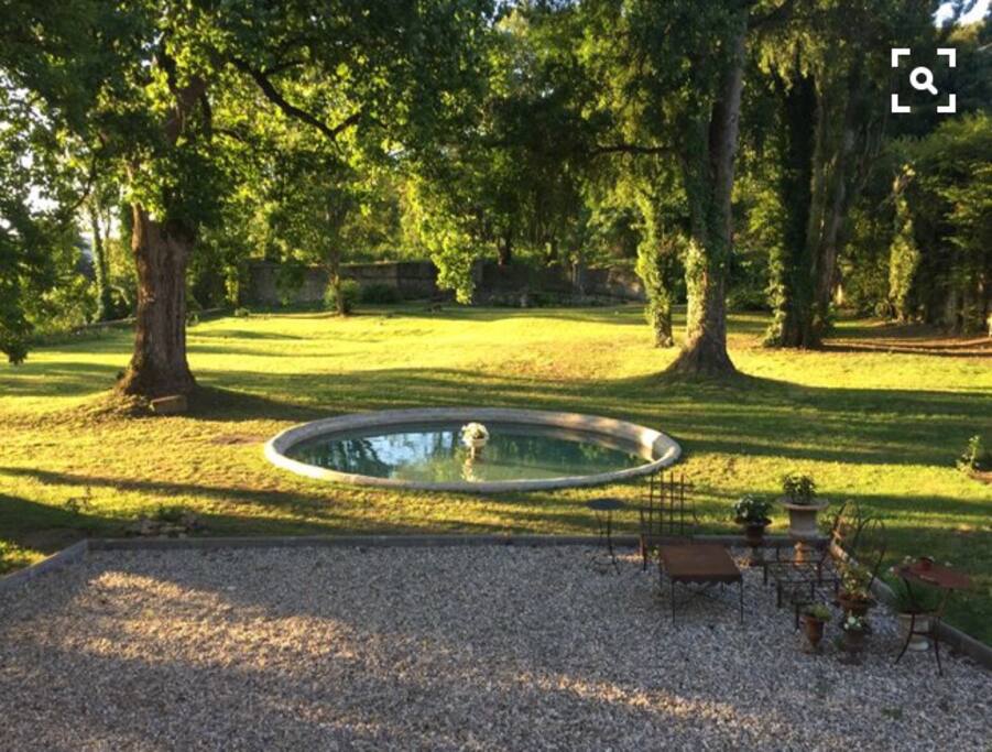 Parc 18 eme siècle . Dessiné par soufflot élève de Lenôtre . Vue sur le bassin ou l'on peut se baigner . 1 m de profondeur. 7 m de diamètre