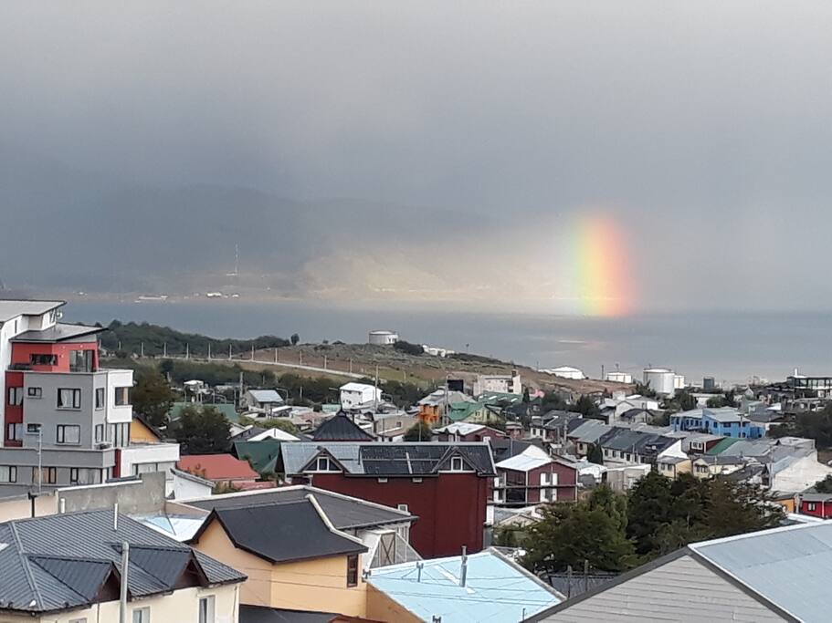UN ARCOIRIS SIEMPRE SE ASOMA EN LAS VENTANAS