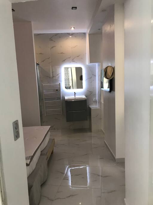 suite parentale literie et coin salle d'eau