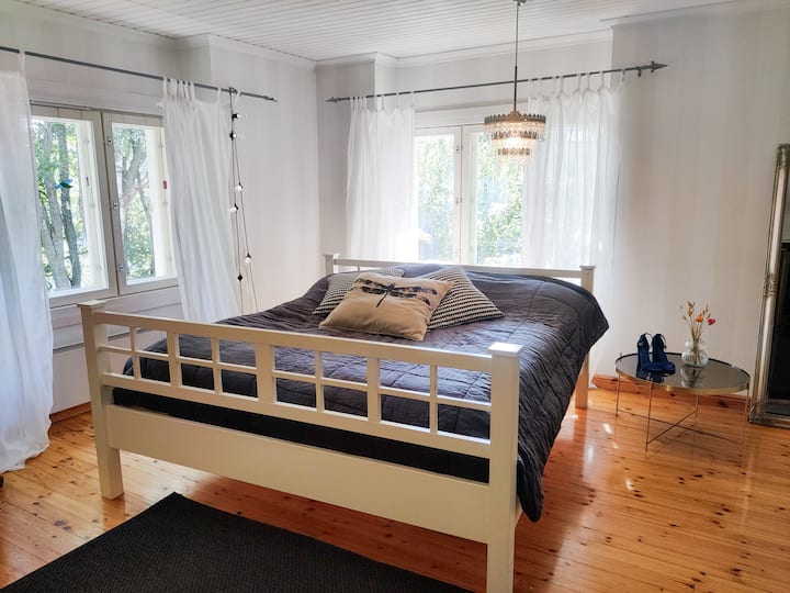 חדר השינה הגדול ביותר עם מיטה זוגית רחבה. מיטה פנויה סטנדרטית אחת, במידת הצורך, החדר יכול להכיל מספר מיטות פנויות. זה יכול להכיל משפחה גדולה יותר. 