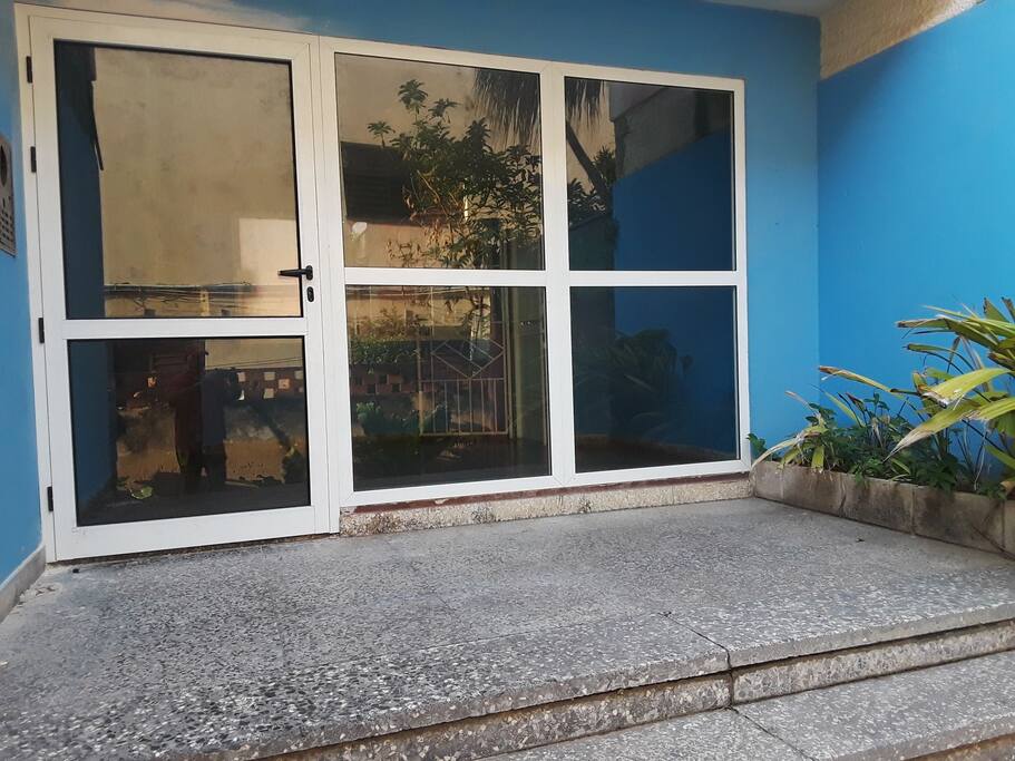 Entrada del Edificio / Building Entrance
