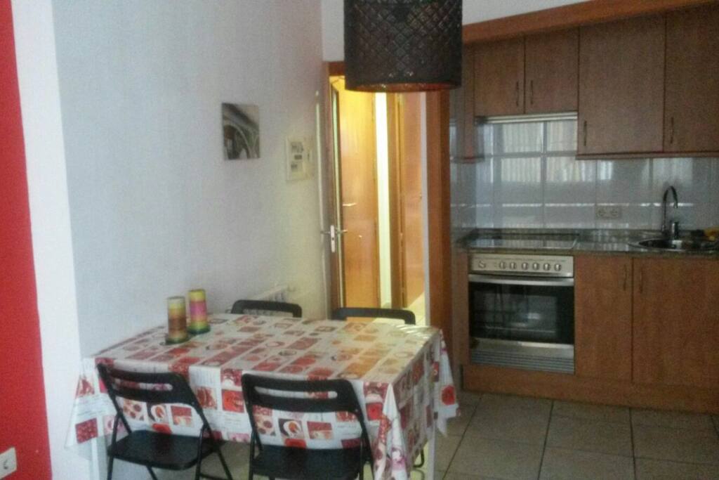 Cocina abierta y mesa comedor.